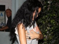 Rihanna mbulon gjoksin