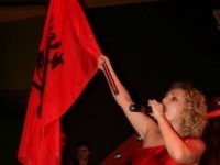 Juliana Pasha me flamur