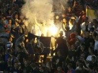Tifozet serb djegin flamurin e natos