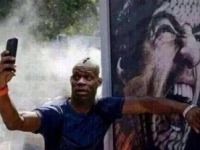 Balotelli shaka me kafshimin e Suarezit