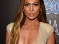 Jennifer Lopez ekspozon gjoksin
