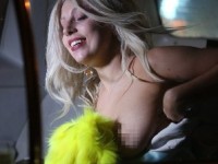 Lady Gaga shfaq gjoksin