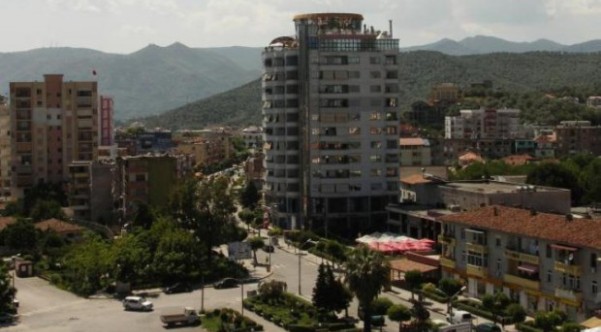 Lotoja shtyu 27-vjeçarin të hidhej nga kati i 11-të