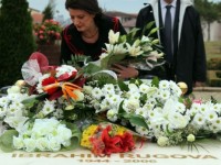Jahjaga te varri i Rugoves