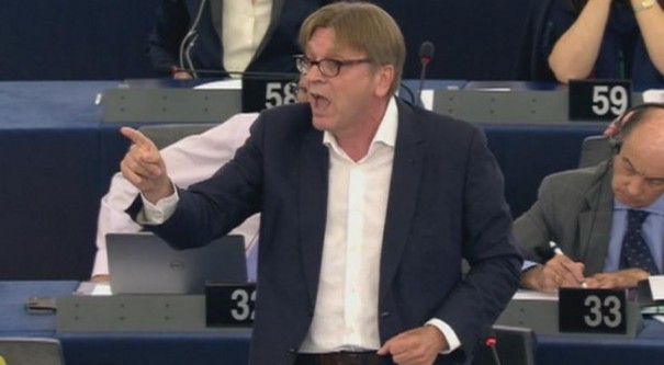 Fjalim bombë: Eurodeputeti i tregon vendin Tsiprasit, kryeministrit grek i ndërrojnë ngjyrat e fytyrës (Video)