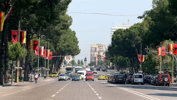 Tirana mbulohet me flamujt e Gjermanisë