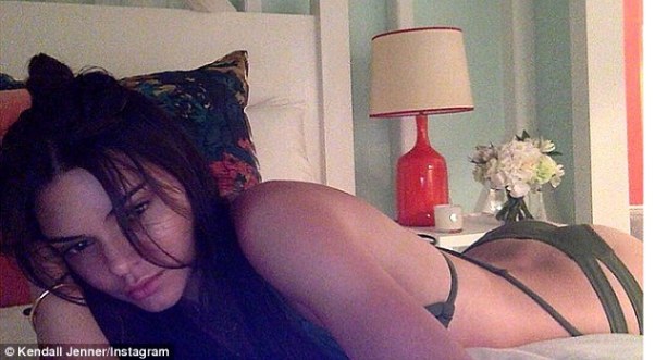 Kendall si Kim, foto të nxehtë nga shtrati