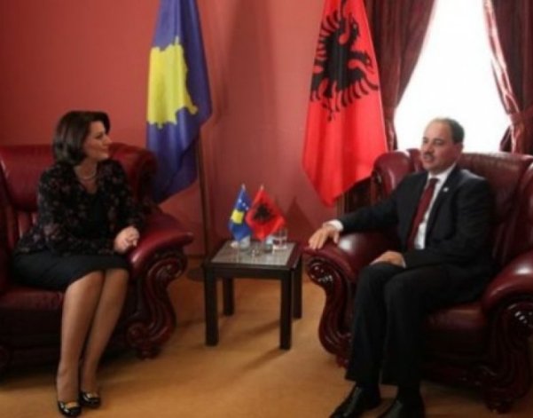 Jahjaga pritet me nderime të larta në Shqipëri