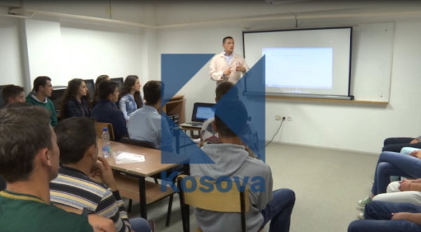 Profesorët e gjimnazit ‘Atatyrk’ në Mamushë ligjërojnë nga 2-3 lëndë (Video)