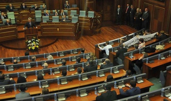 Fischer, deputetëve të Kosovës: Respektoni shtetin ligjor