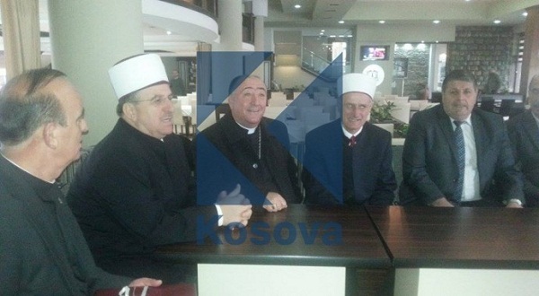 Kafja i bën bashkë hoxhallarët e priftërinjtë në Prizren
