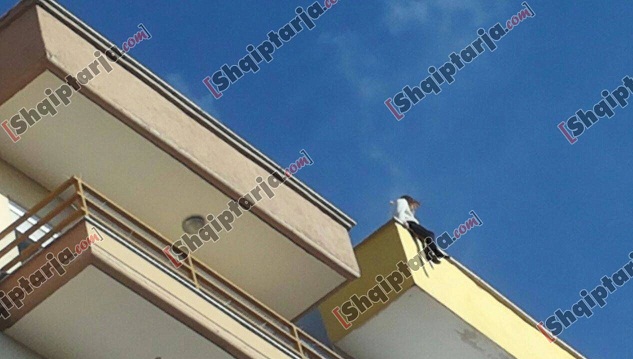 15 vjeçarja tenton të hidhet nga pallati pasi e la i dashuri