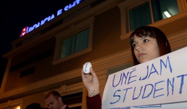 Prokuroria nis hetimet për studentët që hodhën vezë kundër Edi Ramës