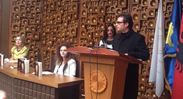 Artan Mullaj promovon “Dashuri në Kosovë”