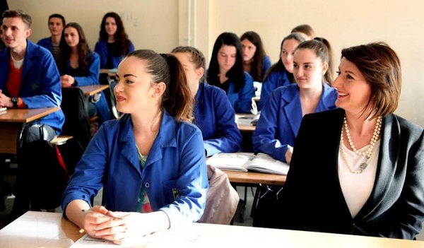 Jahjaga vizitoi Gjimnazin “Jeta e Re” në Suharekë