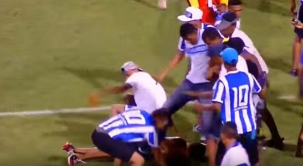Tragjedi në Brazil, vritet tifozi në fushë (Video)