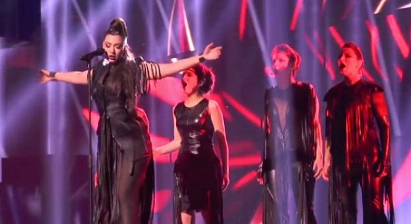 Këngëtarja serbe provokohet në Eurovizion: Kostumi juaj kuq e zi, a përfaqëson flamurin shqiptar?