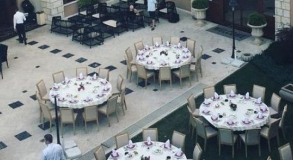Kjo këngëtare shtroi mbrëmë iftar (Foto)