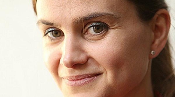 Theret me thikë deputetja britanike