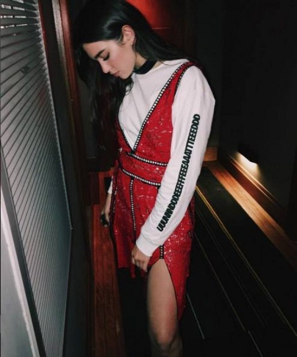 Dua Lipa ruan traditen1