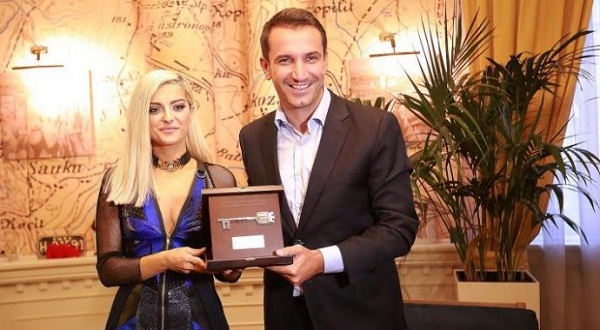 Bebe Rexha nderohet me ‘Çelësin e Qytetit’