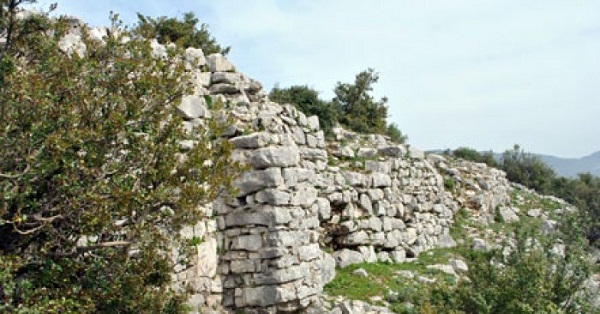 Hasjanët i hasin figurat mitologjike në përrenj, shpella e lumenj