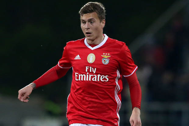 City e United në ‘luftë’ për Lindelof