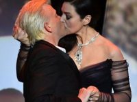 Monica Bellucci e Alex Lutz puthen