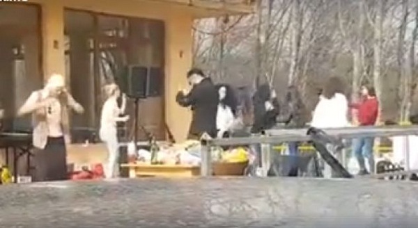 Të rinjtë kosovarë e “kallin” Prevallën me muzikë tallava (Video)