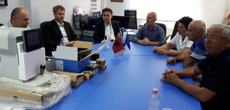 Ambasadori i Çekisë, dhuron aparat të oftalmologjisë për spitalin e Prizrenit