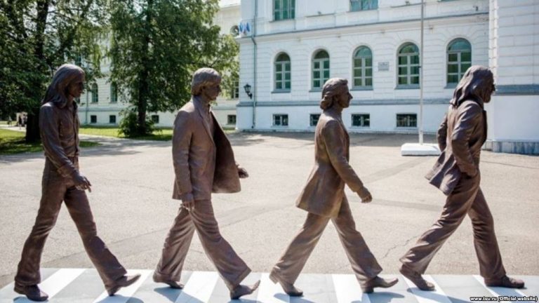 The Beatles “arrijnë” në Siberi