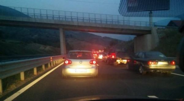 Kolona kilometërshe në kufirin Kosovë-Shqipëri (Foto)