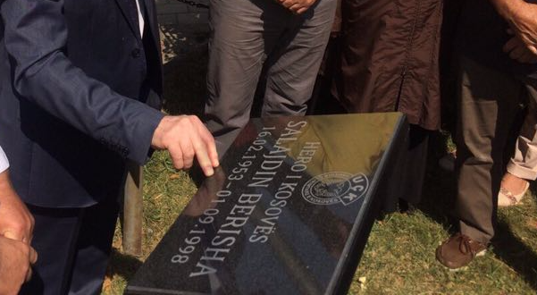 Zbulohet pllaka përkujtimore për nder të heroit Salajdin Berisha