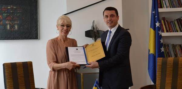 Myrvete Kurtishi merr Çmimin për Vepër Jetësore (FOTO)