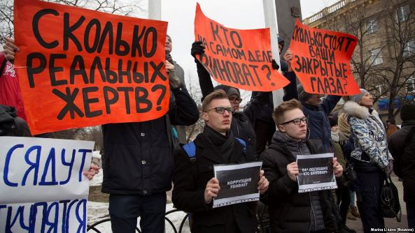 Mijëra persona protestojnë pas zjarrit vdekjeprurës në Siberi