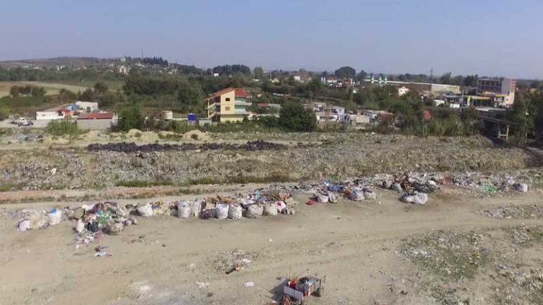 Fier: Banorët lëshojnë shtëpitë, shkak fusha e mbetjeve