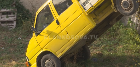 Aksidentohet kamioneta, vdes 73 vjeçari në Malishevë (VIDEO)