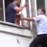 Babai hedhe bijen nga dritarja