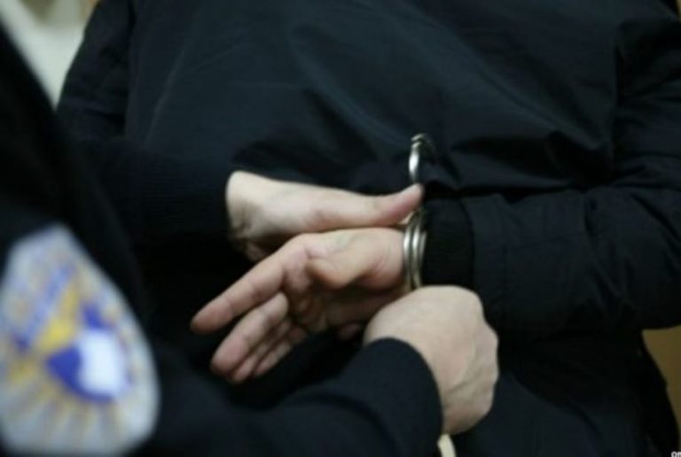 Kanosi dhe ofendoi policët, arrestohet një person në Suharekë