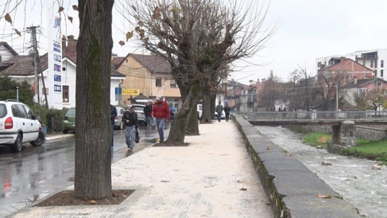 Mungesa e trotuareve ua vështirëson lëvizjen e lirë nxënësve në Prizren