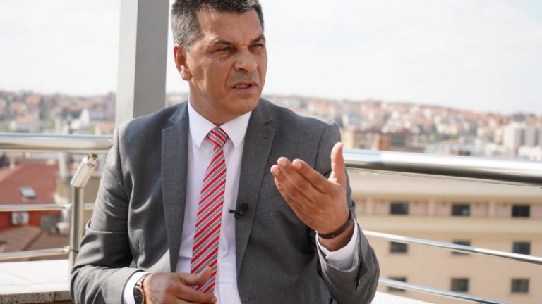 “Janë shndërruar në figura irrituese”, Kryeziu i KDI-së me kritika të ashpra ndaj deputetëve të zgjedhur