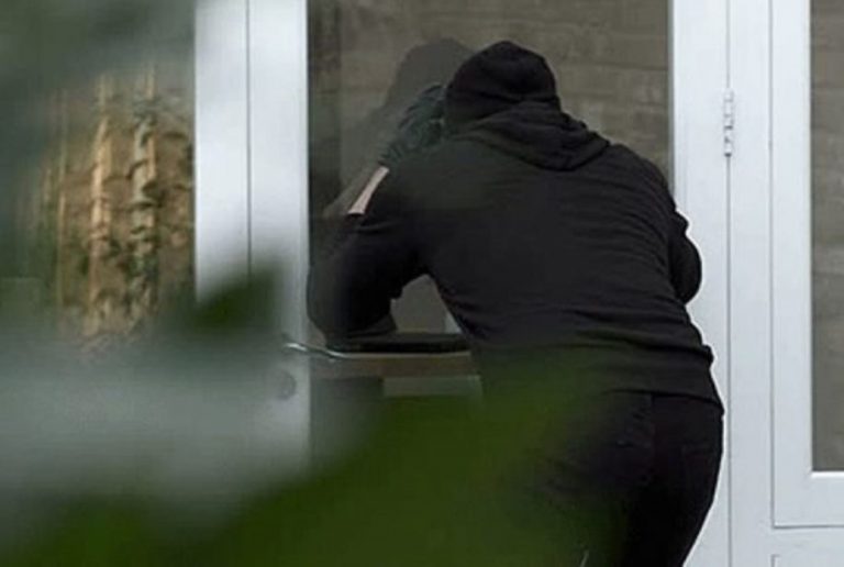 Hajnat vjedhin pushkë gjuetie, para kesh dhe zinxhir ari nga një shtëpi në Suharekë