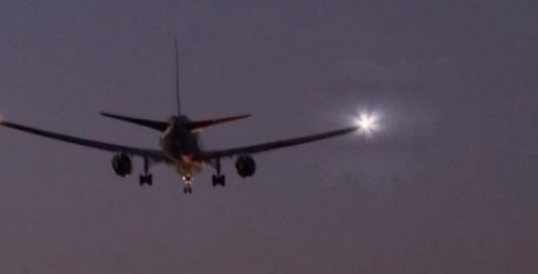 Fëmija, 11 vjeç, vdes pasi aeroplani bën ulje emergjente në Budapest