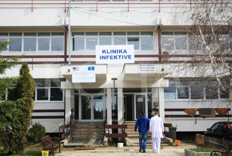 Vdesin dy pacientë në Infektive, pos sëmundjeve kronike ishin të prekur edhe nga COVID-19