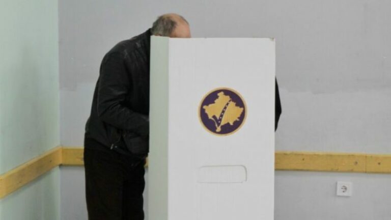 Pas mbi një orë vonesë, hapet qendra e votimit Prizren