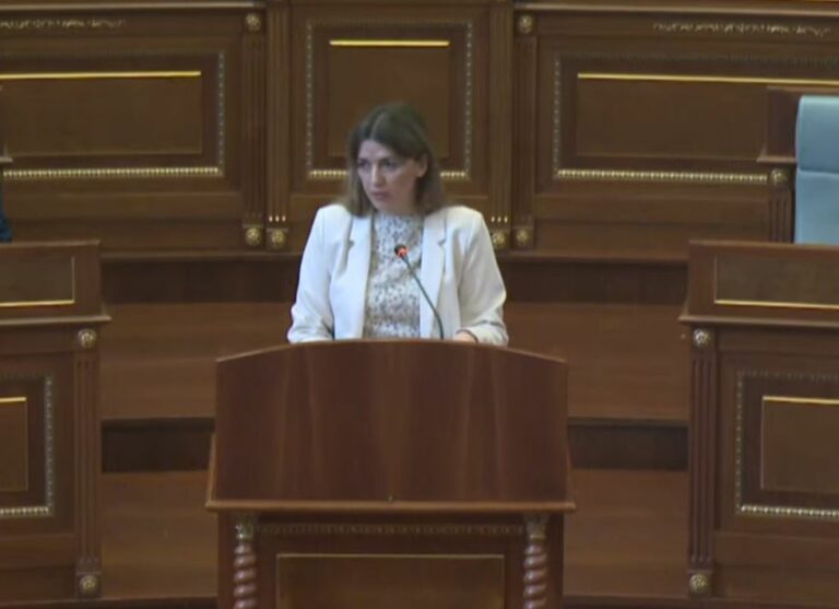 LV-ja nuk e ka shumicën – Albulena Haxhiu nuk bëhet kryetare e Kuvendit