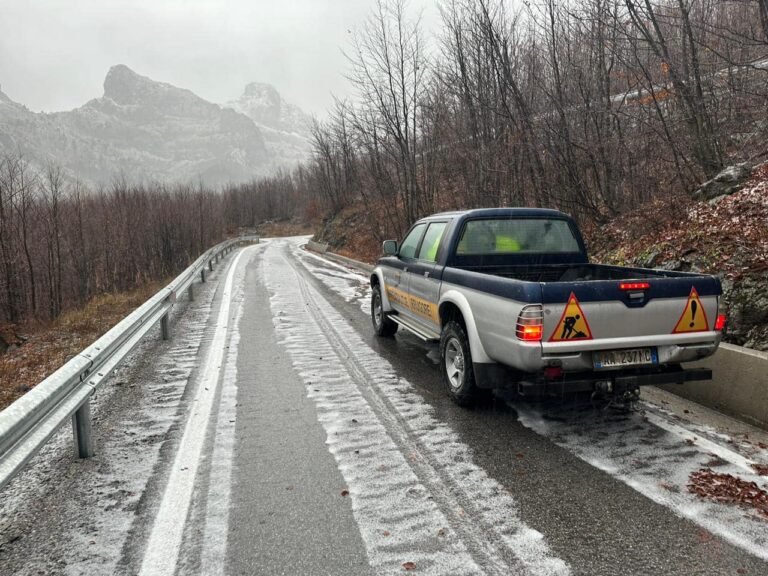 Jo vetëm shi, bie dëbora e parë në Shqipëri (foto)