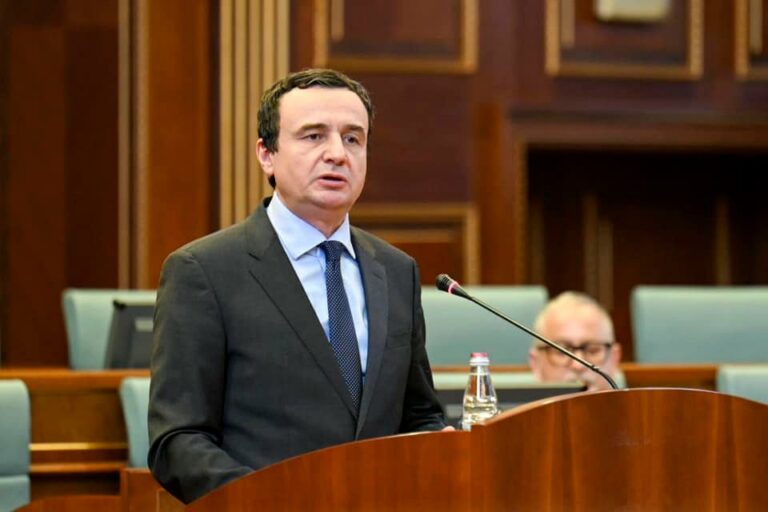 Kurti në Kuvend: Jepjani mbështetjen Policisë e cila është në vijë fronti me milicinë fashiste