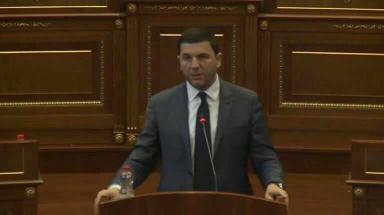 Krasniqi, Kurtit: I ke gënjyer kryetarët se do të kenë takim me Elbertin e i ke çu në zyrë
