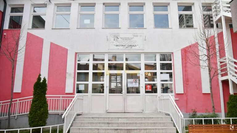 Ndërrimi i vendbanimit të disa votuesve i vetmi problem në shkollën “Motrat Qiriazi” në Prizren